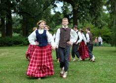 Rēzeknes Katoļu vidusskolas 5.-9. klašu tautas deju kolektīvs piedalās XI Latvijas skolu jaunatnes dziesmu un deju svētku ielu koncertā Latvijas Universitātes Botāniskajā dārzā.