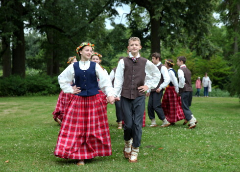 Rēzeknes Katoļu vidusskolas 5.-9. klašu tautas deju kolektīvs piedalās XI Latvijas skolu jaunatnes dziesmu un deju svētku ielu koncertā Latvijas Universitātes Botāniskajā dārzā.