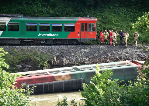 В Австрии электричка с 54 школьниками сошла с рельсов и упала в реку