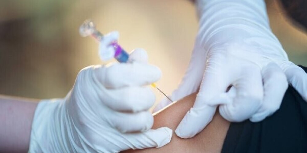 Вакцинация, иммунизация или прививка — введение вакцины с целью стимулировать иммунную систему организма к защите его от инфекционной болезни. По данным Всемирной организацией здравоохранения, «Вакцинация — это простой, безопасный и эффективный способ защиты от болезней до того, как человек вступит в контакт с их возбудителями. Вакцинация задействует естественные защитные механизмы организма для формирования устойчивости к ряду инфекционных заболеваний и делает вашу иммунную систему сильнее». ВОЗ утверждает: «Иммунизация спасает миллионы жизней и получила широкое признание в качестве одной из самых действенных и затратоэффективных мер в области здравоохранения».