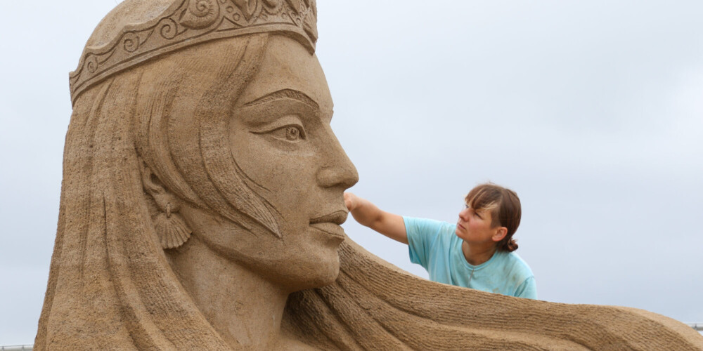 ФОТО: на Лиепайском пляже возводится крупноформатная песочная скульптура