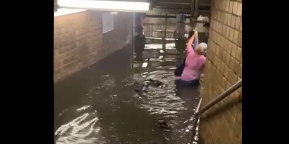 Наводнение в Нью-Йорке: метро затопило водой - шокирующие видео
