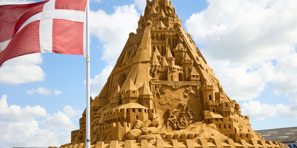 ФОТО: в Дании построили самый высокий замок из песка в мире