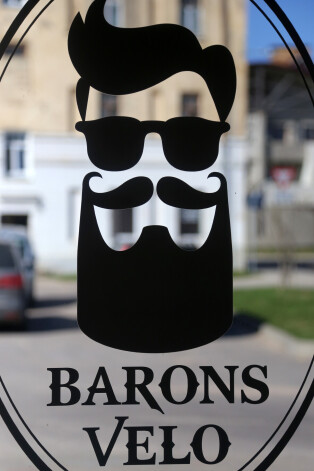 Dobelē darbojas zīmola "Barons velo" ražotne, kurā saimnieko Arvīds Borherts-Smiļģis.