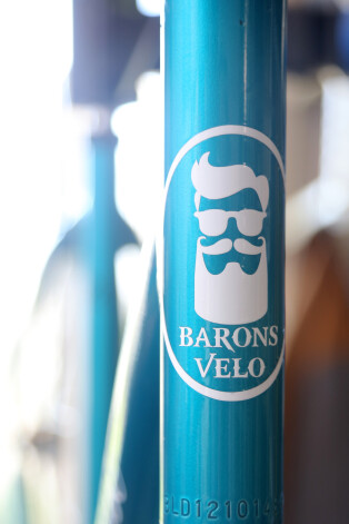 Dobelē darbojas zīmola "Barons velo" ražotne, kurā saimnieko Arvīds Borherts-Smiļģis.