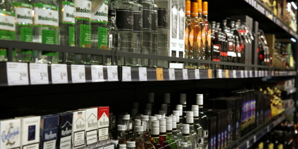 В Латвии много пьют: министерство здравоохранения предлагает запретить торговать алкоголем после 20.00