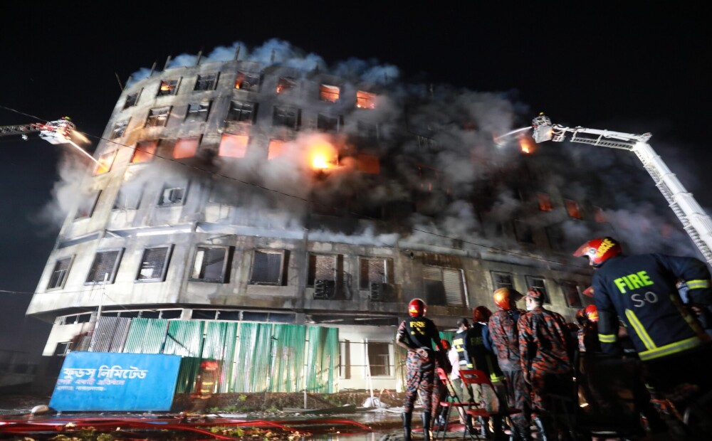 Apsargi atteikušies atslēgt vārtus - sprostā liesmu pārņemtā ražotnē Bangladešā miruši vairāk nekā 50 darbinieki