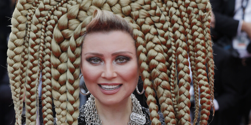 Волосатый кокошник Лены Лениной стал посмешищем Каннского фестиваля