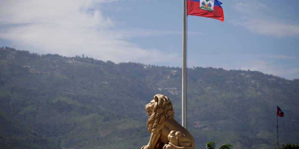 Haiti oficiāli Haiti Republika ir valsts Amerikā, Karību reģionā. Tā atrodas uz tāda paša nosaukuma salas Lielo Antiļu salu grupā, ko dala ar vienīgo kaimiņvalsti Dominikānu. To apskalo Atlantijas okeāns ziemeļos, Gonāvas līcis rietumos un Karību jūra dienvidos. Administratīvi valsts teritorija ir iedalīta desmit rajonos. Haiti ir divas oficiālās valodas: franču un haitiešu valoda, kas cēlusies no franču valodas, taču no tās ļoti atšķiras. Haiti galvaspilsēta un lielākā pilsēta ir Portoprensa. Galvenā reliģija valstī ir katolicisms, taču plaši tiek praktizēts vudū kults. Haiti atrodas tropiskā klimata joslā, tās dabas skaistuma dēļ franču valodā salu dēvē par "La Perle des Antilles" (latviešu: Antiļu pērle). Haiti ir ļoti kalnaina valsts, tomēr mūsdienās kalnus vairs neklāj meži, kā tas bija agrāk, jo tie tika izcirsti. Pēc svarīgākajiem ekonomiskajiem rādītājiem Haiti ir nabadzīgākā valsts