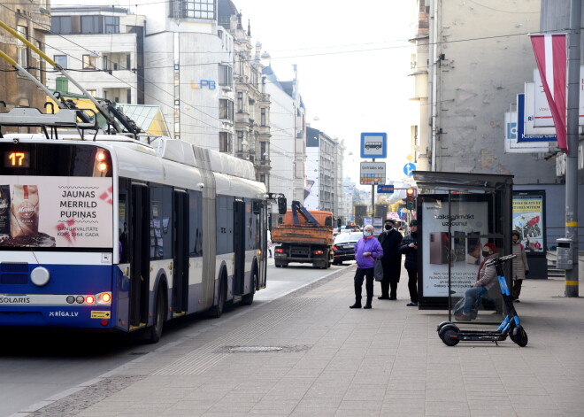 Jauno dizainu Rīgas pieturvietu nojumēm izstrādās arhitekts Bisenieks