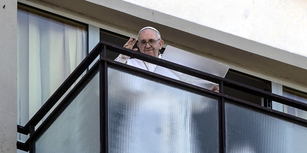 Pāvests Francisks nedēļu pēc operācijas parādās uz slimnīcas balkona