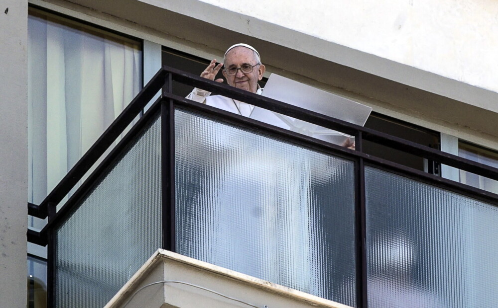 Pāvests Francisks nedēļu pēc operācijas parādās uz slimnīcas balkona