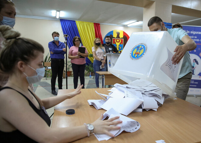 Moldovas parlamenta vēlēšanās uzvarējusi prezidentes atbalstītāju partija