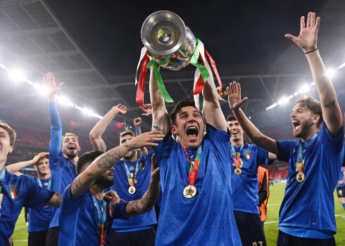 Итальянские футболисты порезали сетку ворот на "Уэмбли" на сувениры
