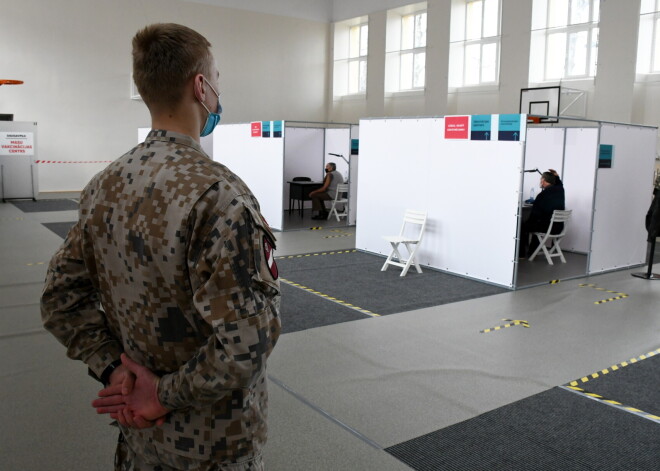 Vai skolēniem vajadzēs obligāti vakcinēties, lai septembrī viņus pieņemtu skolā klātienes mācībās?