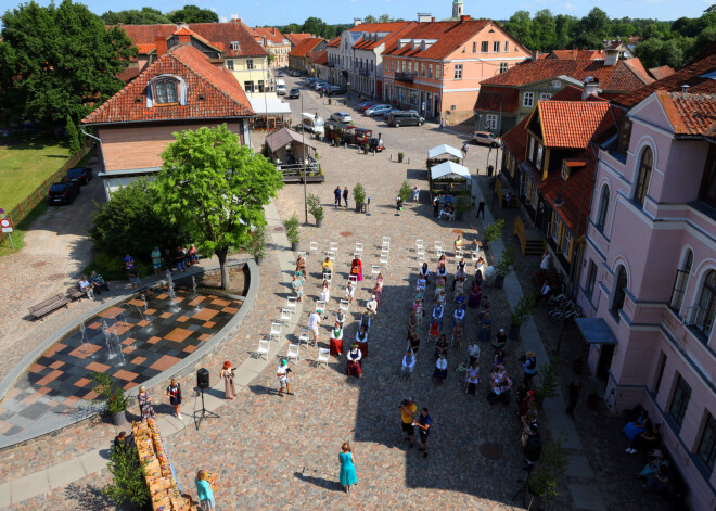 Starts XII Latvijas Skolu jaunatnes dziesmu un deju svētkiem šogad tika dots Kuldīgā.