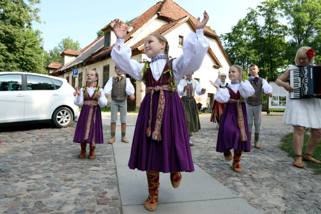 Mazie kuldīdznieki šogad savus svētkus izdejoja arī Kuldīgas vecpilsētā.