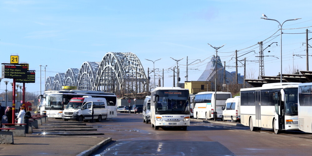 Жители Олайне все утро ждали автобус в Ригу, но так и не дождались