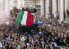 FOTO: fani Itālijā ar neviltotu prieku sagaida mājās Eiropas čempionus