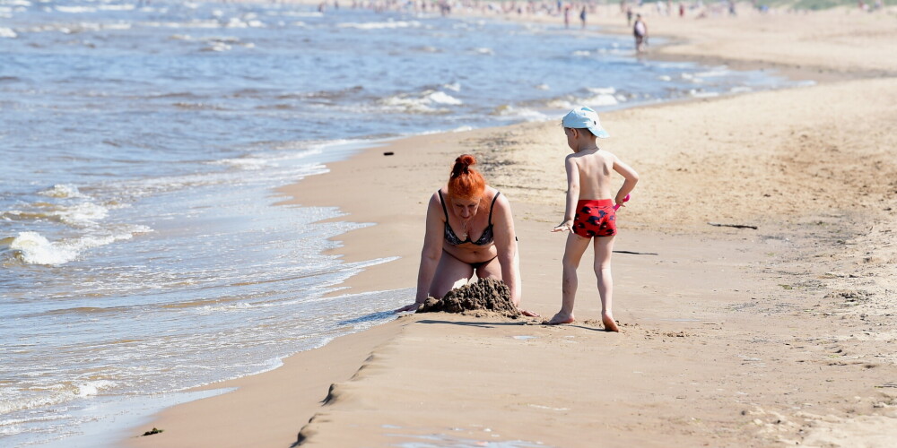 На лиепайском пляже детям дают браслеты - чтобы не терялись