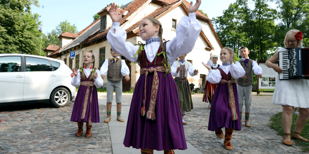 Стартовал Праздник песни и танца латвийской школьной молодежи