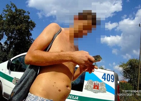 В Риге в купальной зоне заметили мужчину со свойственным педофилу поведением