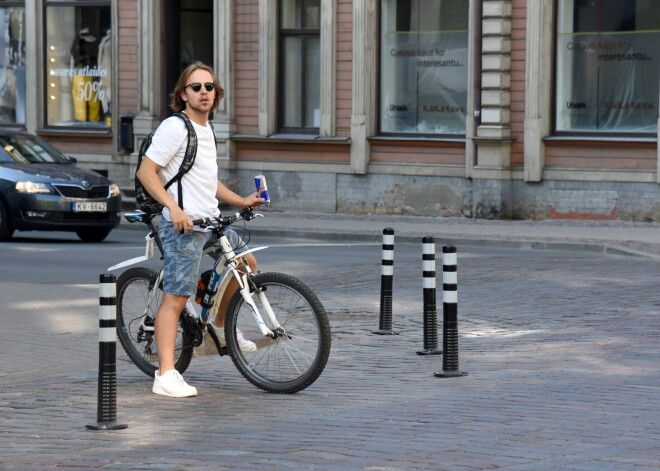 Rīgas ielām iepirkti tūkstošiem stabiņu. Cik tie izmaksāja un kur vēl tos ieurbs?