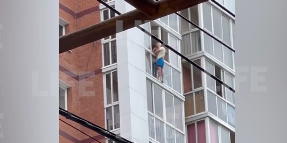 "Сюрприз" для жены. Неадекватный мужчина грозится сбросить с балкона 3-летнего сына