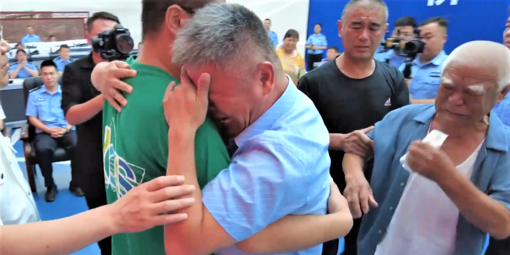 Meklējot, viņš nobrauca 500 000 kilometru - tēvs Ķīnā beidzot satiek savu 1997. gadā nolaupīto dēlu