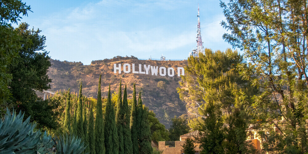 Голливу́д (англ. Hollywood  holly — падуб, wood — лес) — район Лос-Анджелеса, расположенный к северо-западу от центра города, в штате Калифорния. Традиционно Голливуд ассоциируется с американской киноиндустрией, поскольку в этом районе находится много киностудий и живут многие известные киноактёры.В Голливуде находится известная на весь мир аллея славы — тротуар по Голливудскому бульвару и Вайн-стрит, в который вложено более 2750 пятиконечных звёзд с именами знаменитостей, внёсших большой вклад в развитие индустрии развлечений.Благодаря своей славе и культурной идентичности как исторический центр киностудий и кинозвёзд, слово «Голливуд» часто используется как метонимия для Американской киноиндустрии. 