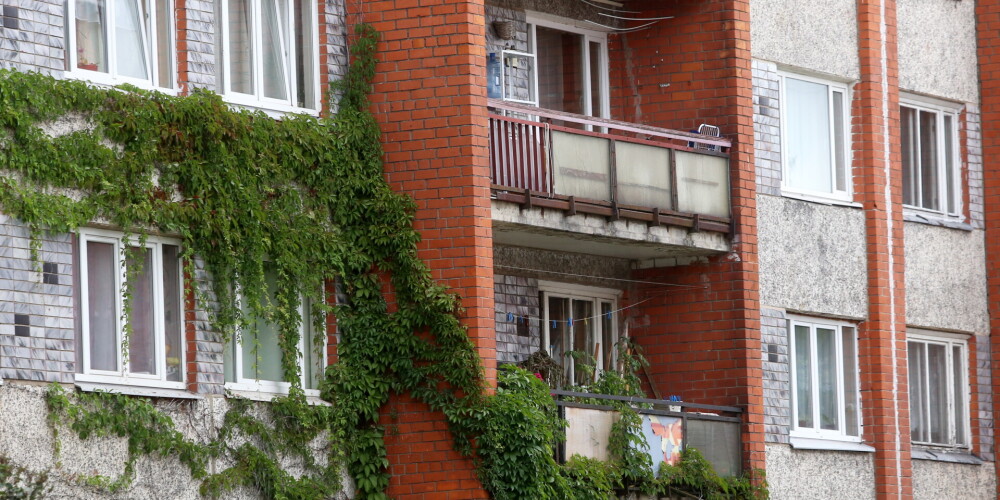 Aizdegoties diviem balkoniem, no dzīvojamās mājas Rēzeknē evakuēti astoņi cilvēki