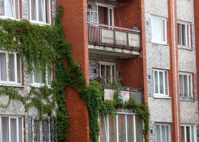 Aizdegoties diviem balkoniem, no dzīvojamās mājas Rēzeknē evakuēti astoņi cilvēki