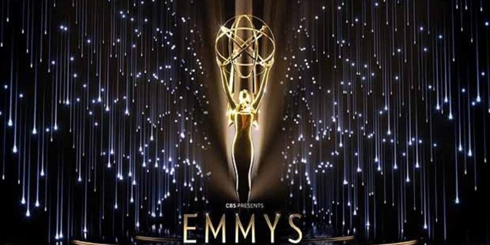 «Эмми» (англ. Emmy Award) — международная телевизионная премия, проводимая в США. «Эмми» считается телевизионным эквивалентом «Оскара» (для кино), премии «Грэмми» (для музыки) и премии «Тони» (для театра).Награды «Эмми» представляют разные сектора индустрии американского телевидения и церемонии вручения наград проводятся ежегодно, но в разные месяцы каждая в своей области. Наиболее известными, освещаемыми в прессе и престижными являются Прайм-тайм премия «Эмми» и Дневная премия «Эмми», отмечающие лучшие работы в прайм-тайм и дневном эфирах соответственно. Церемонии вручения наград проводятся ежегодно с 1949 года и вплоть до 1974 года существовала лишь просто «Эмми», позже переименованная в прайм-тайм премию «Эмми», чтобы выделить дневную «Эмми».Премию представляют три организации: Американская телевизионная академия (англ. Academy of Television Arts & Sciences) вручает премии всем вечерним передачам, исключая спортивные; Американская национальная телевизионная академия (англ. National Academy of Television Arts & Sciences) вручает премии дневным, спортивным, новостным и документальным программам; Международная телевизионная академия (англ. International Academy of Television Arts & Sciences) вручает премии телевизионным программам, выпущенным и транслирующимся за пределами США.