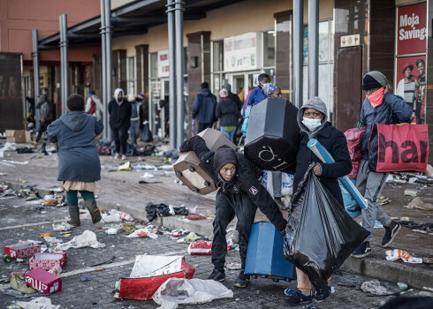 Aizturēto skaits ir pieaudzis līdz 1234 cilvēkiem, tomēr laupīšanās piedalījušies vēl daudzi tūkstoši.