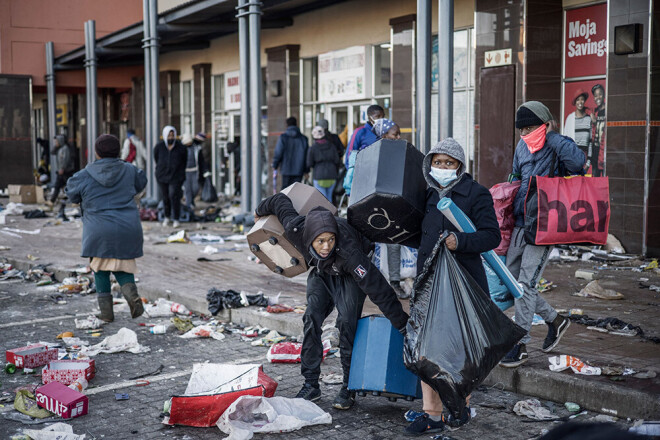 Aizturēto skaits ir pieaudzis līdz 1234 cilvēkiem, tomēr laupīšanās piedalījušies vēl daudzi tūkstoši.