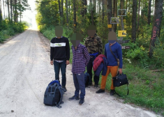 Uz Lietuvas-Baltkrievijas robežas notvertie bēgļi.