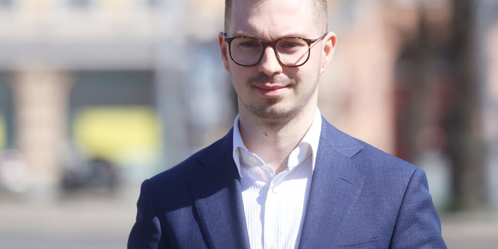 Vides aizsardzības un reģionālās attīstības ministrs Artūrs Toms Plešs informēja, ka aptuveni 10 miljoni eiro no Atveseļošanās fonda līdzekļiem paredzēti pašvaldībām bezizmešu transportlīdzekļu iegādei.