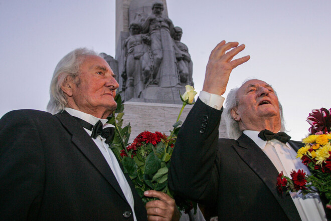 Brāļu Kokaru 85 gadu jubilejas svinības. Pie Brīvības pieminekļa 2006. gada 11. oktobrī Rīgā.