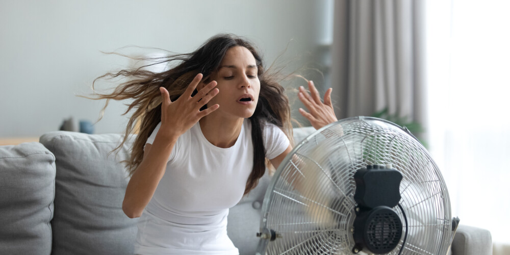 Обнаженка, вентилятор, мокрое полотенце: какими еще способами латвийцы спасаются от жары в своих квартирах?