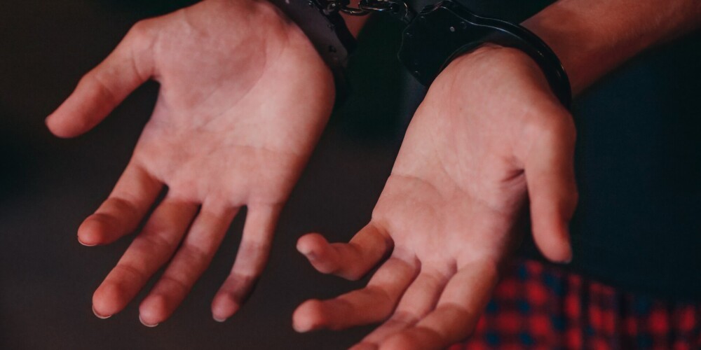 Госполиция задержала группу из восьми человек, подозреваемых в возможной торговле людьми