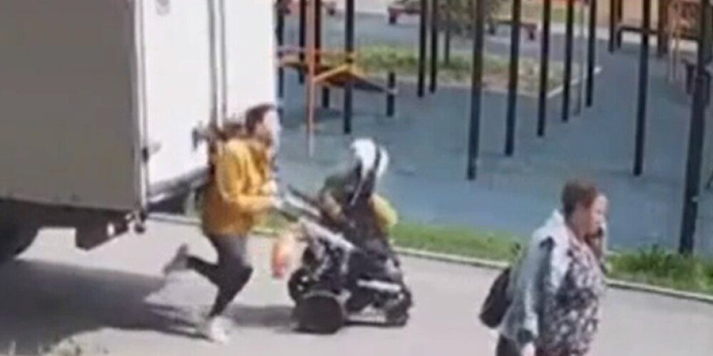 Пугающее видео: водитель грузовика даже не заметил, как проехался по женщине с двумя детьми