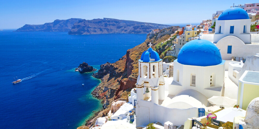 Санторини – это один из самых известных кикладских островов в Греции и уникальное творение сил природы, которые 3 600 лет назад раскололи одноименный вулкан на части, погрузив его в морскую пучину. Сегодня Санторини имеет форму полумесяца, где на вершинах скал построены белоснежные города и деревни, поражающие своей уникальной архитектурой и неповторимой красотой пейзажей. Санторини – остров небольшой, его площадь составляет всего 76 км², протяженность береговой линии – 70 км. Однако на столь компактной территории расположены разнообразные курорты с развитой инфраструктурой и прекрасным выбором отелей различных категорий для отдыха романтических пар и молодоженов, семей (преимущество без детей) и самостоятельных путешественников.