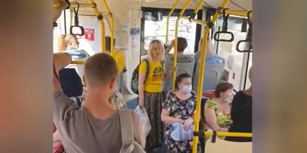 "Вы терпилы!": противница антиковидных мер устроила скандал в автобусе и попала на видео