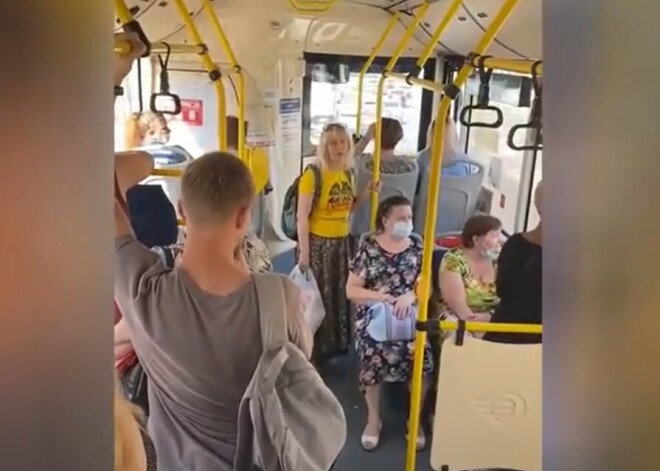 "Вы терпилы!": противница антиковидных мер устроила скандал в автобусе и попала на видео