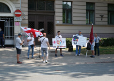 FOTO: “Pret homoseksuālisma propagandu” pie Gruzijas vēstniecības notiek protesta akcija