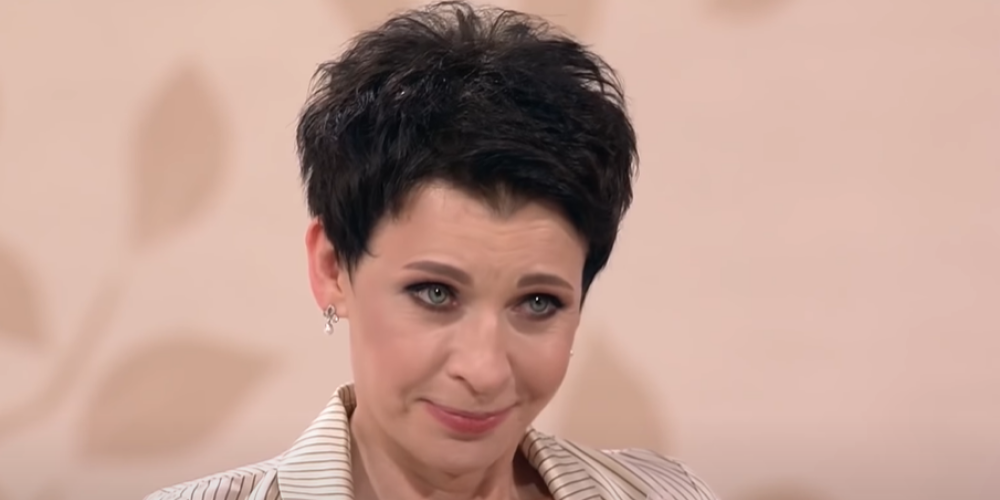 Али́са Влади́мировна Мон (имя при рождении — Светла́на Влади́мировна Бе́зух; род. 15 августа 1964 года, Слюдянка, Иркутская область, СССР) — советская и российская эстрадная певица, которая стала популярной в конце 1980-х после исполнения песни «Подорожник». Вторая волна популярности была связана с её хитом 1997 года «Алмаз».