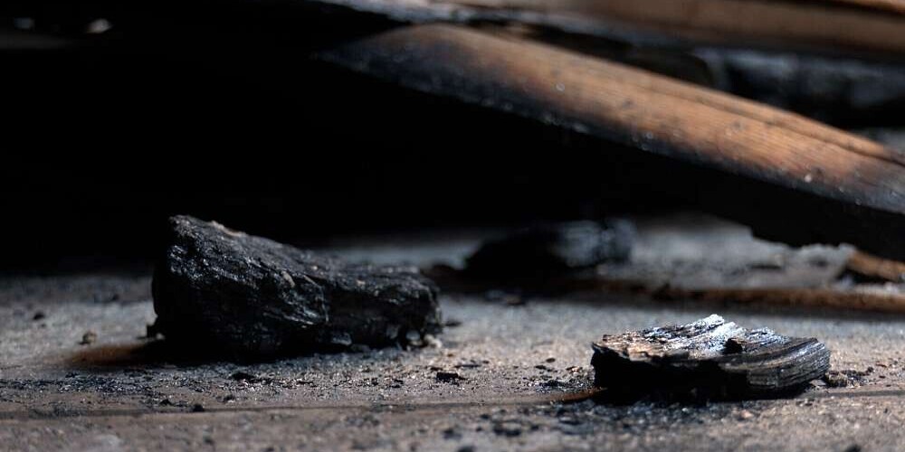 Муж с онкологией, да еще и дом сгорел: пожилая семья из Саласпилса просит о помощи