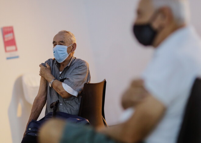 Seniorus apzvana un aicina vakcinēties. Kāda ir atsaucība?