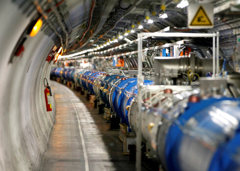 CERN vairāk nekā 60 gadu ir viens no pasaulē vadošajiem zinātnes centriem, kurā veikti nozīmīgi atklājumi. 2012. gadā Lielajā hadronu paātrinātājā, satriecot elementārdaļiņas, atklāja Higsa bozonu – daļiņu, kas piešķir masu.