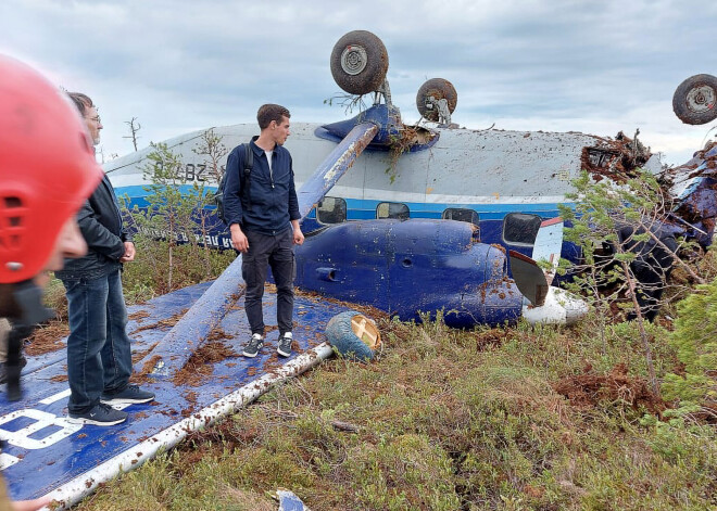 Ceļā uz Tomsku no radariem pazūd pasažieru lidmašīna; to atrod helikopters